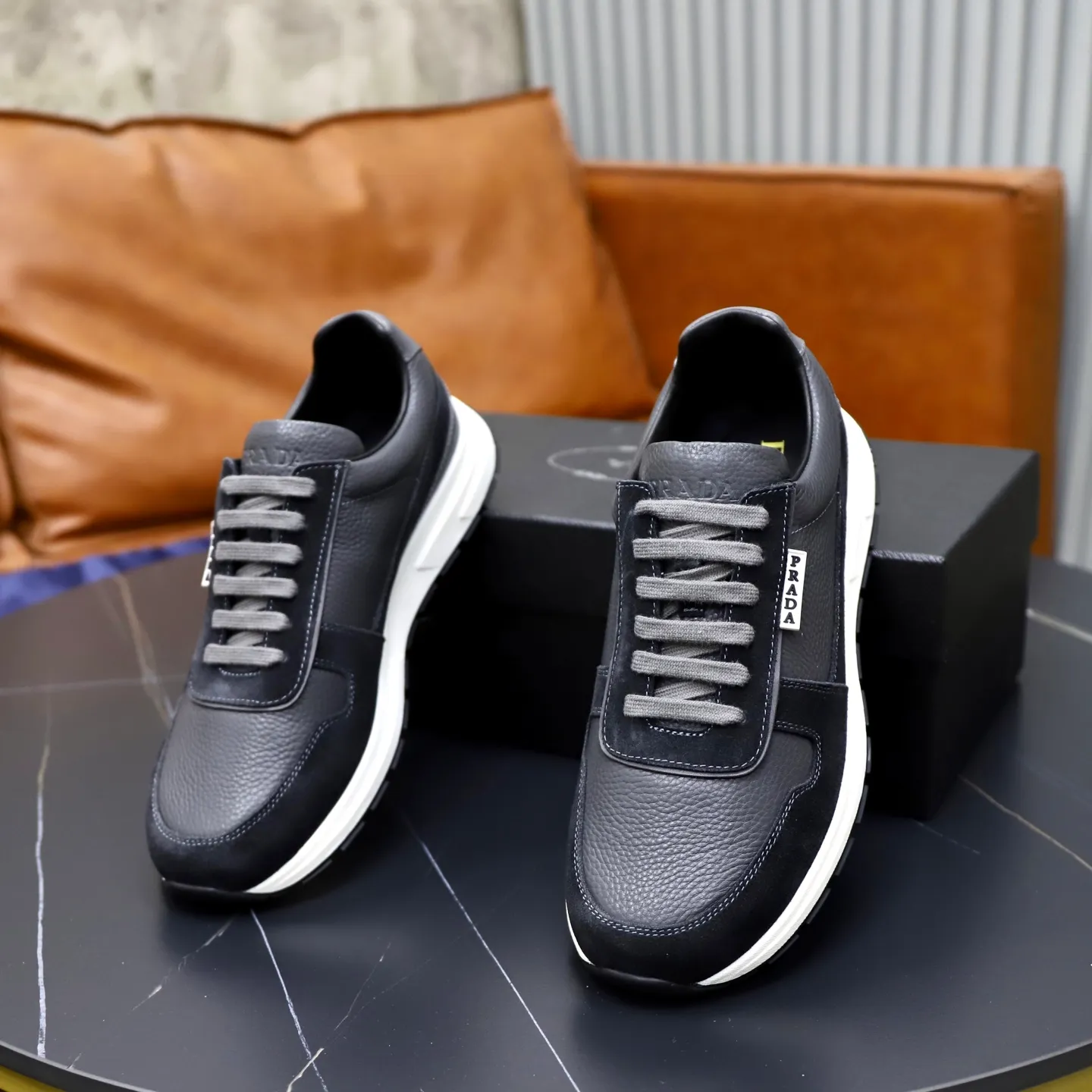 Factory price: 740💰Top original order Brand: PRADA (Prada) Standard code: Men's size 38/44 (45 can be customized) Grade: Same as the official website Material: Original cowhide stitching imported cowhide lining Original combination two-color wear-resistant soft outsole Style category: Leisure and sports version Young fashion European and American trend British style Color: Real picture color